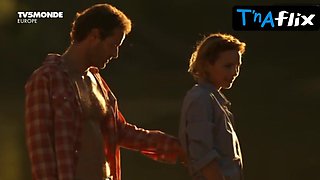 Claire Keim Culo, Milk cans Vignette in Jusqu'au Bout Du Monde