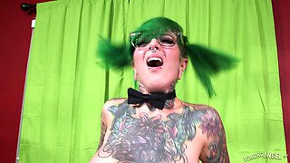 Alternative bombshell covered with tattoos has her pussy drilled