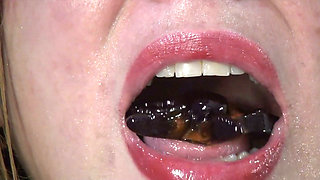 Spider-girl's Extreme Swallowing Challenge! Huge Edible Spiders