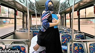 Murid sekolah murid nakal ini muasin dirinya sendirian di dalam bus starnger!