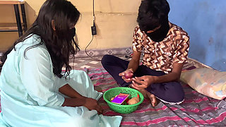 Sabji vechne Waali ko khule bazaar mein hi chod diya