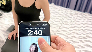 The Mobile Phone Recycling Staff Came to Evaluate That in Order to Sell More Money, the Girl Had to Do This.