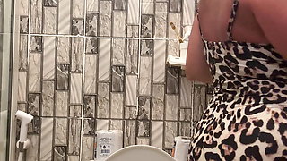 I Am Very Passionate and Tanned on Holiday in the Hotel! I Show My Cool Swimsuit in the Toilet and Masturbate!