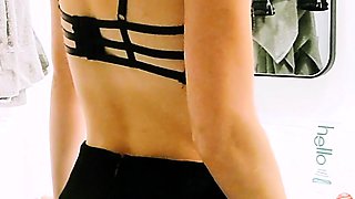 Brunette solo masturbation on webcam