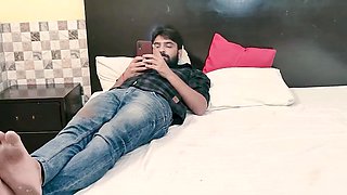 Homemade video of an Indian girlfriend gets fucked on the bed