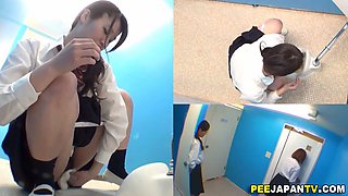 Teen Asian schoolgirls taking a piss in the toilet