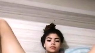 Teen slut fingering herself until squirting on cam