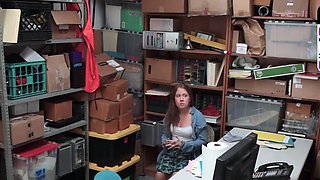 American fledgling ash-blonde opens up her gams for a