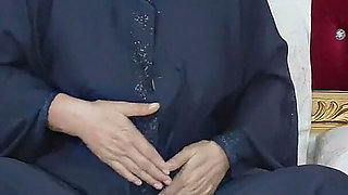 Indian Muslim Hot Mature Lady Fucking Pussy by Dildo